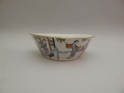 Coupe pentagonale en porcelaine à décor « famille...