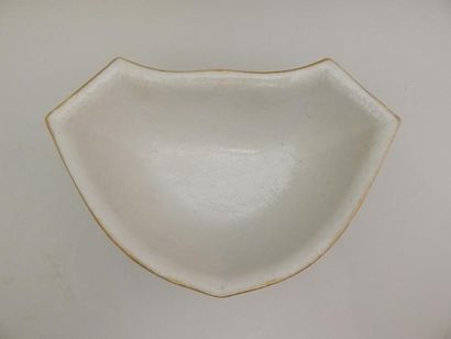 Coupe pentagonale en porcelaine à décor « famille...