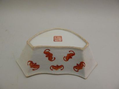 Coupe pentagonale en porcelaine à décor « famille...