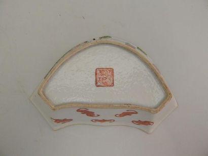 Coupe pentagonale en porcelaine à décor « famille...
