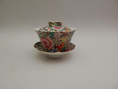 Bol couvert et soucoupe hexalobée en porcelaine...