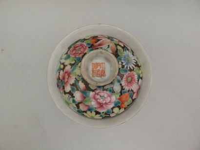 Bol couvert et soucoupe hexalobée en porcelaine...