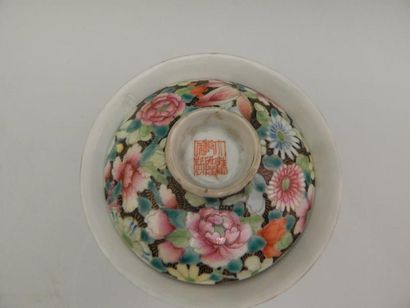 Bol couvert et soucoupe hexalobée en porcelaine...
