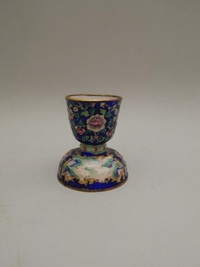 Vase en cuivre émaillé à fond bleu nuit et...