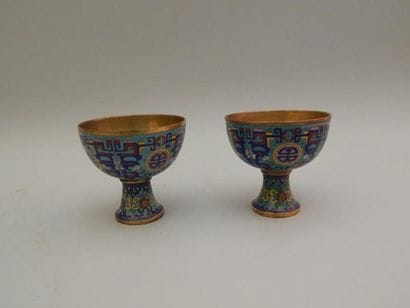 Paire de coupes sur piédouche en bronze cloisonné...