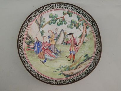 Assiette en cuivre émaillé polychrome à décor...