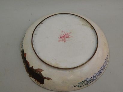 Assiette en cuivre émaillé polychrome à décor...