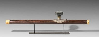 Pipe à opium en bois, les extrémités en ivoire,...