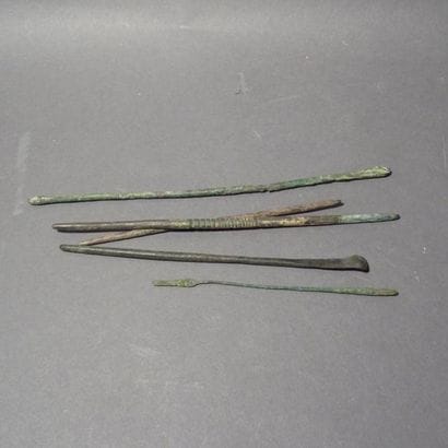 Ensemble de 5 ustensiles de médecine (aiguilles,...