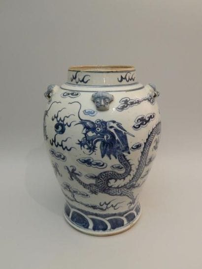 Vase de forme balustre en porcelaine « bleu...