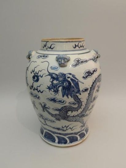 Vase de forme balustre en porcelaine « bleu...