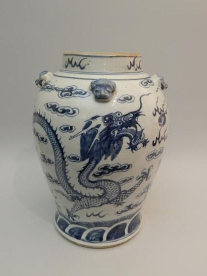Vase de forme balustre en porcelaine « bleu...
