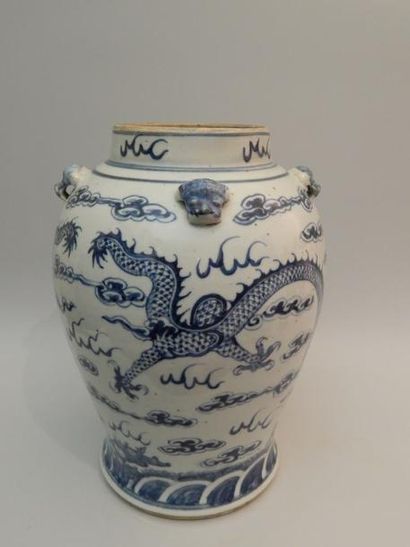 Vase de forme balustre en porcelaine « bleu...