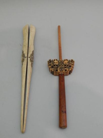 Manche d’éventail en ivoire. L : 21 cm. (XIXe...