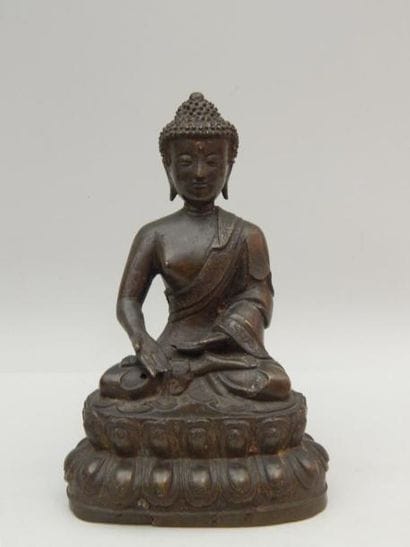 Bouddha assis en padmasana sur un double...
