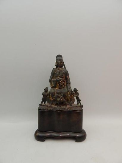 Statuette en bronze laqué or représentant...