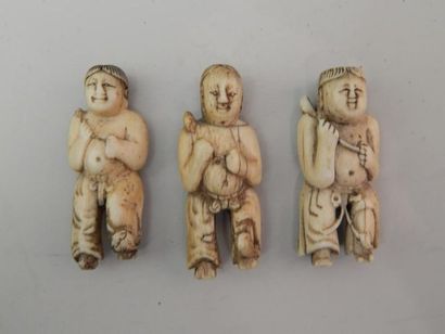 Lot 208 bis. Trois sujets en ivoire représentant...