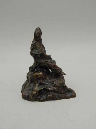 Guanyin assis sur un rocher. En bronze. H :...