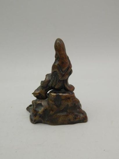 Guanyin assis sur un rocher. En bronze. H :...
