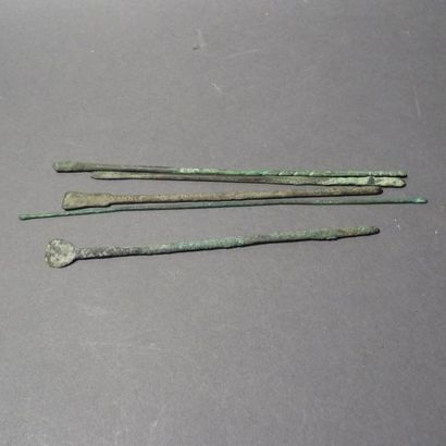 Ensemble de 5 ustensiles de médecine (aiguilles,...