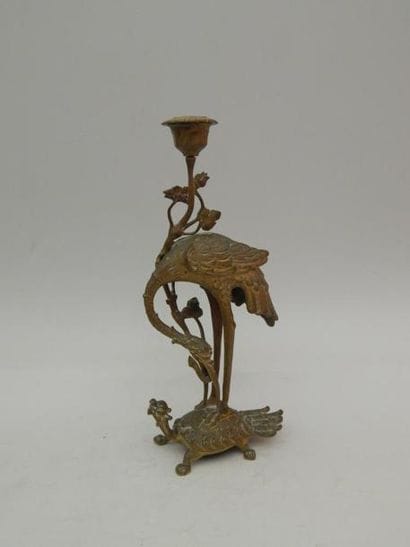 Bougeoir en bronze doré à décor d’une grue...