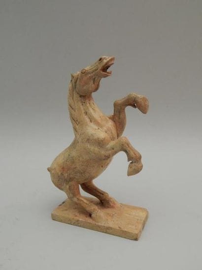 Statuette en jade d’un cheval aux deux jambes...
