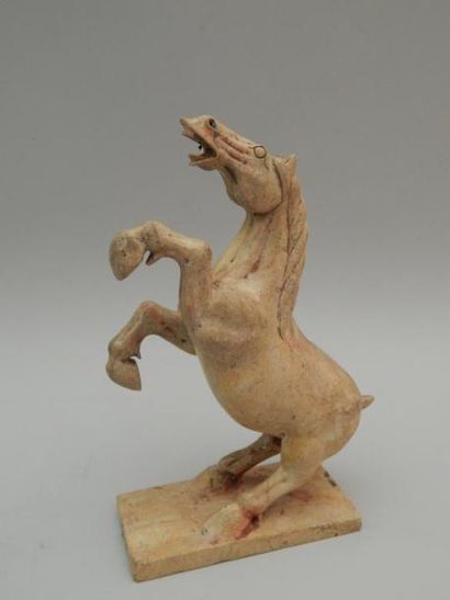 Statuette en jade d’un cheval aux deux jambes...