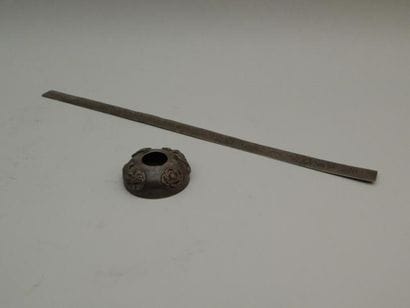 Deux objets de lettré en métal argentifère....