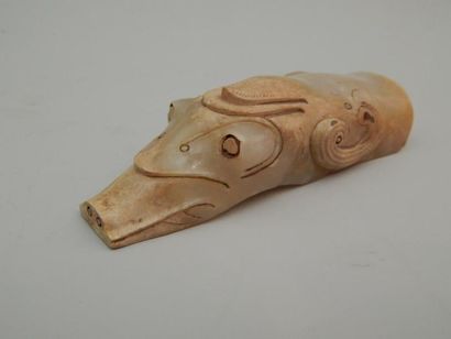 Trois jades sculptés. L : 5 à 10.5 cm
