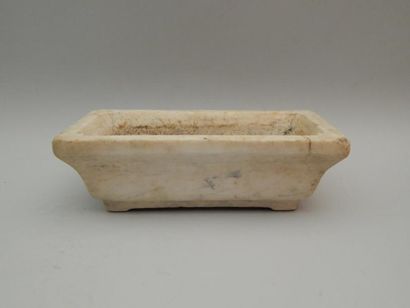 Bassin en marbre. H : 7.5 cm L : 24 x 12...