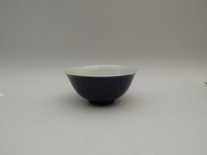 Bol en porcelaine bleue, l’intérieur blanc....