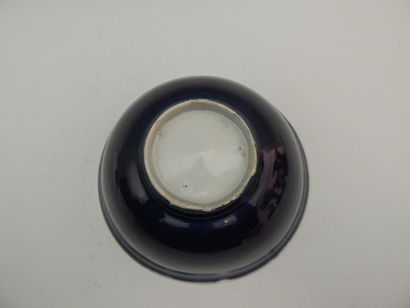 Bol en porcelaine bleue, l’intérieur blanc....