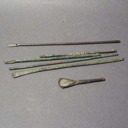 Ensemble de 6 ustensiles de médecine (aiguilles,...