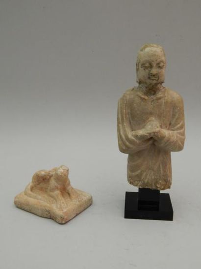 Deux objets en pierre de style Tang. Buste...