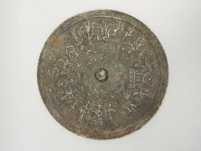 Miroir en bronze. D : 22 cm