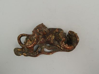 Bronze ajouré en forme de deux lions attaquant...