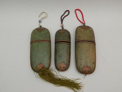 Trois boîtes à lunette en galuchat. L : 16...