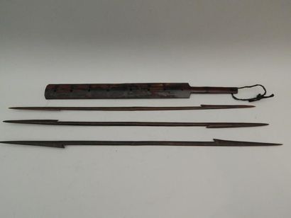 Quatre éléments de tissage en bambou. L :...