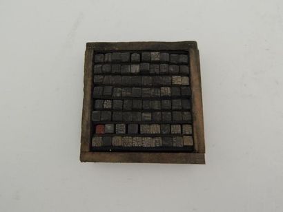 Boîte contenant des caractères en bois. L :...