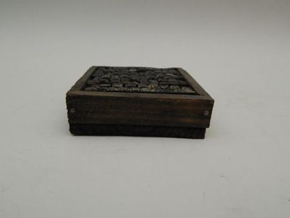 Boîte contenant des caractères en bois. L :...