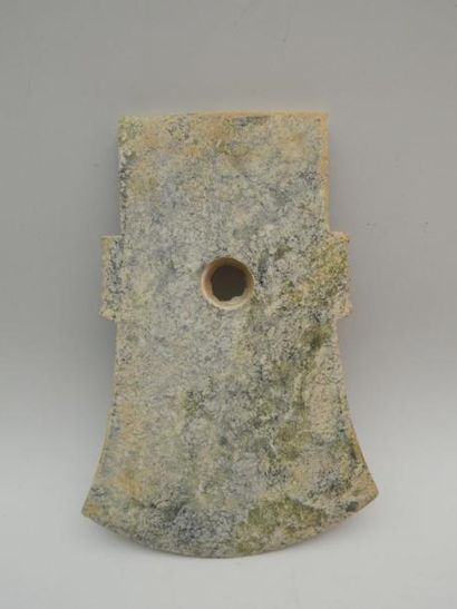 Hache en jade. Style archaïque. H : 26.5...