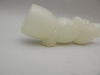 Jade blanc sculpté orné d’un enfant et d’une...