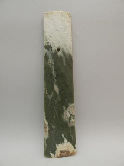 Plaque en jade. L : 50.5 x 11 cm