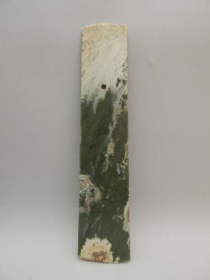 Plaque en jade. L : 50.5 x 11 cm