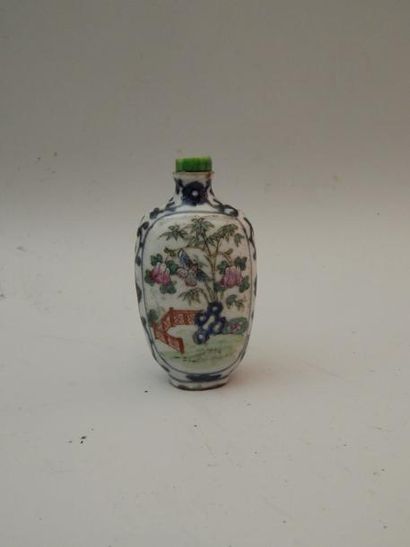 Flacon tabatière en porcelaine à décor d’un...