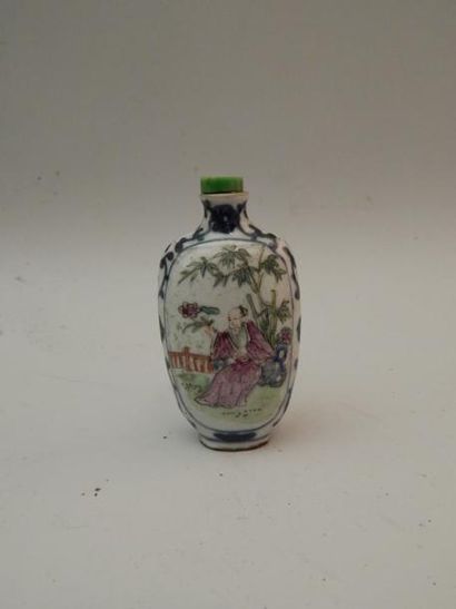 Flacon tabatière en porcelaine à décor d’un...