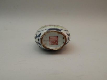 Flacon tabatière en porcelaine à décor d’un...