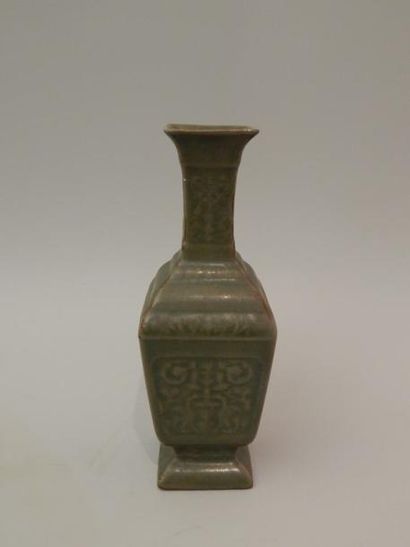 Vase à panse carrée et au long col en porcelaine...