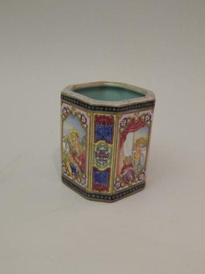 Bitong en porcelaine émaillée à décor de...