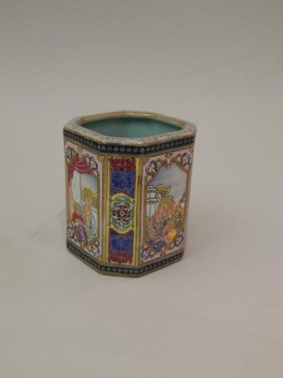 Bitong en porcelaine émaillée à décor de...